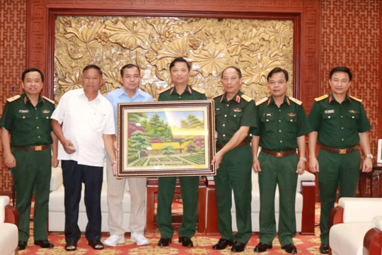 Tổng Tham mưu trưởng Quân đội nhân dân Lào thăm, làm việc với Bộ Tư lệnh Quân khu 4