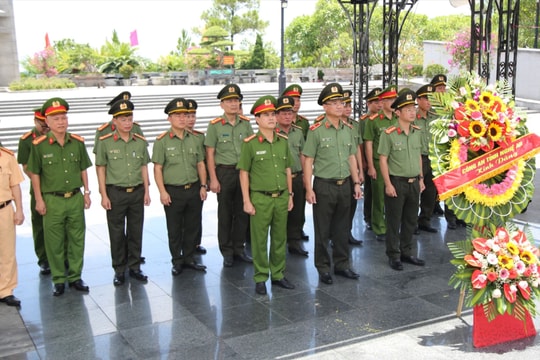 Công an tỉnh Nghệ An dâng hương tri ân các anh hùng liệt sĩ tại tỉnh Quảng Bình và Quảng Trị