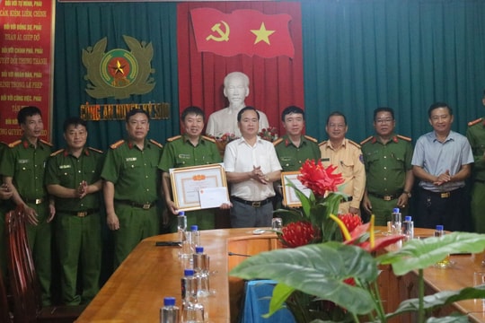 Trao thưởng cho Công an huyện Kỳ Sơn vì có thành tích xuất sắc trong đấu tranh phòng, chống tội phạm mua bán người