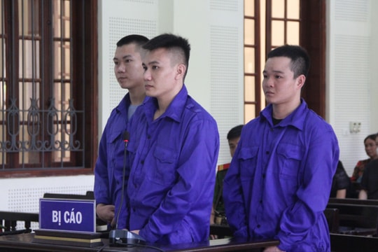 Ba nam thanh niên bị bắt khi đang 'phê' ma túy trong phòng ngủ