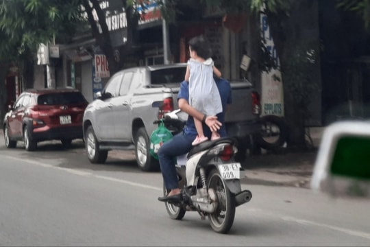Thót tim cảnh người đàn ông chở bé gái đứng chênh vênh phía sau yên xe máy 