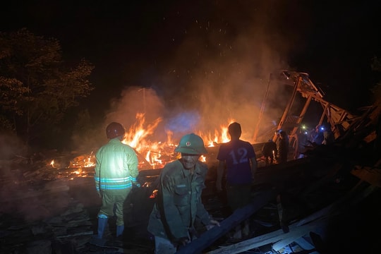 Một nhà dân bị hoả hoạn thiêu rụi trong đêm