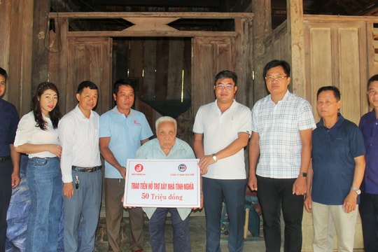 Báo Nghệ An và Công ty TNHH Hòa Hiệp trao 50 triệu đồng hỗ trợ xây nhà tình nghĩa cho thân nhân liệt sĩ tại huyện Tương Dương