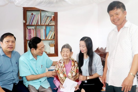 Đảng ủy Khối các cơ quan tỉnh thăm hỏi, tặng quà Mẹ Việt Nam anh hùng 