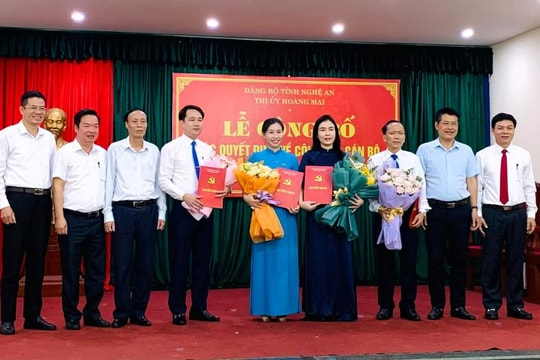 Công bố, trao các quyết định về công tác cán bộ ở thị xã Hoàng Mai 