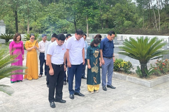 Đoàn đại biểu Quốc hội và Hội đồng nhân dân tỉnh dâng hương tưởng nhớ các anh hùng liệt sĩ, thăm gia đình chính sách ở Yên Thành
