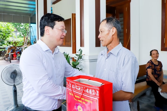 Chủ tịch UBND tỉnh Nguyễn Đức Trung thăm hỏi, tặng quà các gia đình có công với cách mạng tại huyện Nghi Lộc