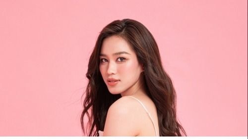 Hoa hậu Đỗ Thị Hà 'khoe' nhan sắc ngọt ngào tuổi 22