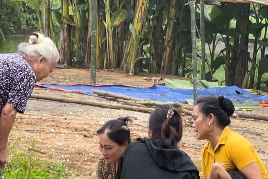 Video sản phụ sinh con ngay bên lề đường Quốc lộ 48C