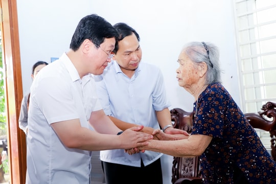 Chủ nhiệm Ủy ban Tài chính - Ngân sách của Quốc hội thăm, tặng quà các gia đình chính sách ở Nghệ An