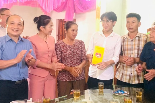 Đồng chí Võ Thị Minh Sinh trao quà cho học sinh dân tộc thiểu số là thủ khoa trong Kỳ thi tốt nghiệp THPT