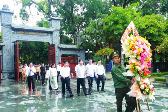 Đoàn đại biểu Ủy ban Tài chính - Ngân sách của Quốc hội dâng hương tưởng niệm Chủ tịch Hồ Chí Minh và các anh hùng liệt sĩ tại Nghệ An