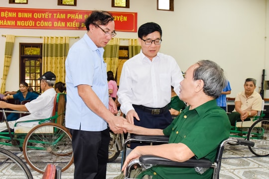Phó Bí thư Thường trực Tỉnh ủy Nguyễn Văn Thông thăm, tặng quà các thương binh, bệnh binh
