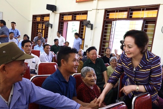 Bộ trưởng Bộ Nội vụ Phạm Thị Thanh Trà tặng quà thương binh, bệnh binh và người có công tại huyện Nam Đàn