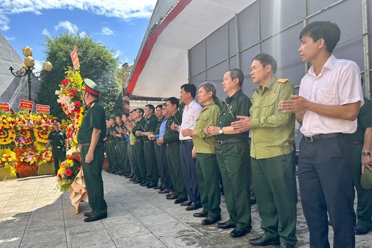 Đoàn cán bộ Hội Cựu chiến binh cơ quan Ban Tổ chức Trung ương dâng hương tại Nghĩa trang Liệt sĩ quốc tế Việt - Lào