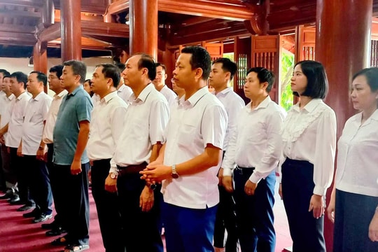 Đoàn đại biểu Ủy ban Kiểm tra Tỉnh ủy dâng hương tưởng niệm tại Nghĩa trang Liệt sỹ quốc tế Việt - Lào