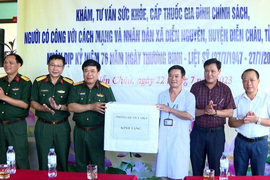 Tặng quà và khám bệnh cho các đối tượng chính sách nhân dịp kỷ niệm Ngày Thương binh - Liệt sĩ 