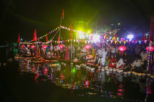 Lung linh Đêm hội hoa đăng 'Còn mãi với thời gian' ở Cửa Lò
