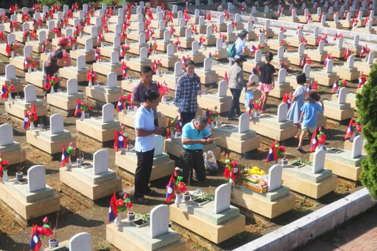 Tháng Bảy tri ân tại Nghĩa trang liệt sĩ quốc tế Việt - Lào
