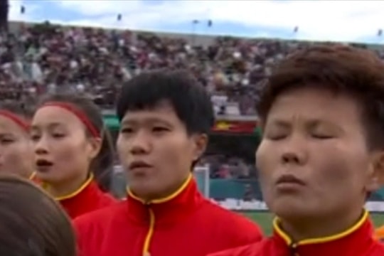Xúc động khoảnh khắc lịch sử: Tuyển nữ Việt Nam lần đầu hát Quốc ca ở World Cup