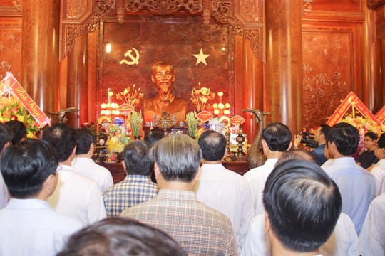 Đoàn công tác tỉnh Quảng Ngãi dâng hương tưởng niệm Chủ tịch Hồ Chí Minh 