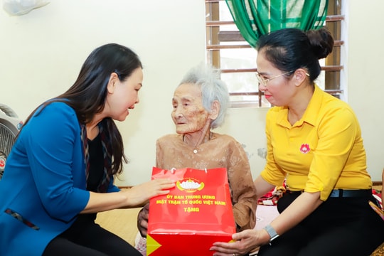 Phó Chủ tịch, Tổng Thư ký Ủy ban Trung ương MTTQ Việt Nam dâng hương tưởng niệm Chủ tịch Hồ Chí Minh, tặng quà người có công tại Nghệ An