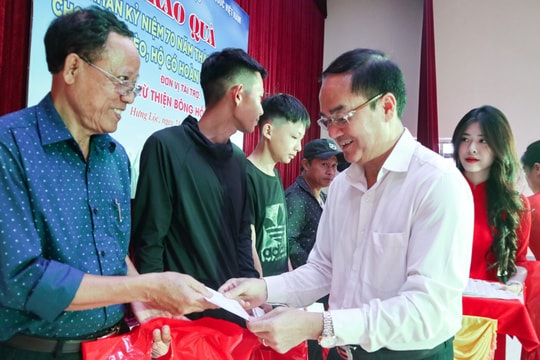 Thứ trưởng Bộ Nội vụ Vũ Chiến Thắng tặng quà cho hộ nghèo tại thành phố Vinh