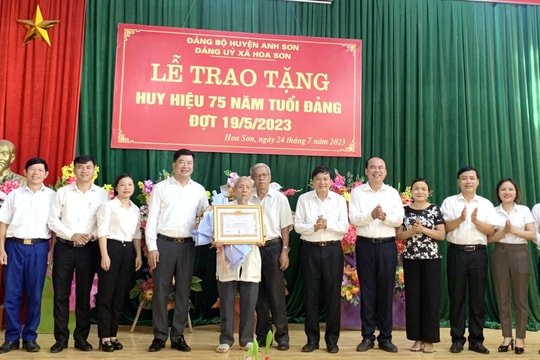 Trao tặng Huy hiệu 75 năm tuổi Đảng cho các đảng viên tại Anh Sơn