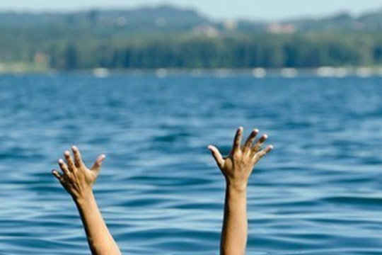 Một người đàn ông bị đuối nước khi tắm trên sông Lam