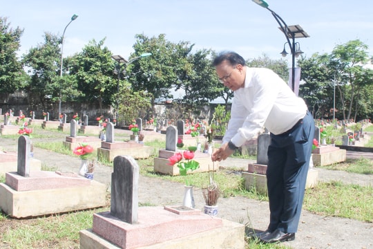 Đoàn công tác của tỉnh dâng hương tưởng niệm tại Nghĩa trang liệt sĩ huyện Đô Lương và Khu Di tích lịch sử Truông Bồn