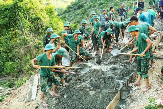 Cán bộ, chiến sĩ thuộc Sư đoàn 324 hành quân dã ngoại, giúp đỡ đồng bào vùng biên huyện Kỳ Sơn