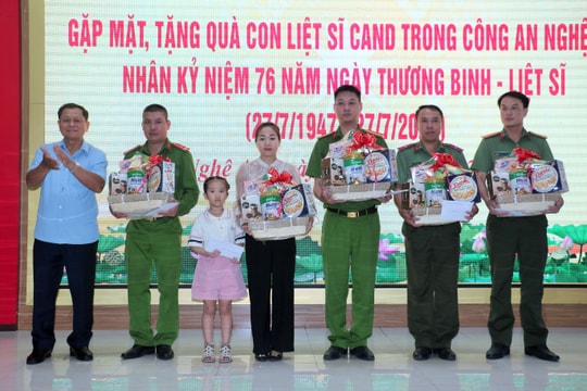 Nguyên Thứ trưởng Bộ Công an tặng quà các gia đình chính sách