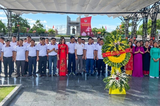 Lớp Cao cấp lý luận chính trị K73.B10 (Tỉnh ủy Nghệ An) hành trình về nguồn