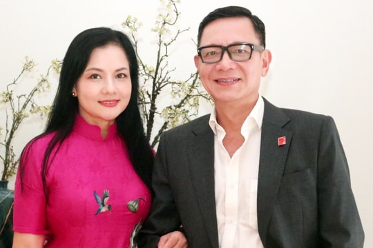 NSND Thu Quế trẻ đẹp tuổi 54, hạnh phúc bên NSƯT Phạm Cường