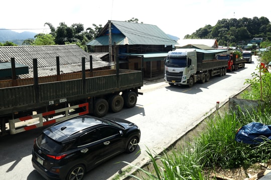 Xe chở quặng nối đoàn dài làm ảnh hưởng đến cuộc sống người dân xã Nậm Cắn (Kỳ Sơn)