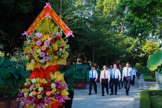 Lãnh đạo tỉnh Nghệ An dâng hoa, dâng hương tưởng niệm Chủ tịch Hồ Chí Minh và các Anh hùng liệt sĩ