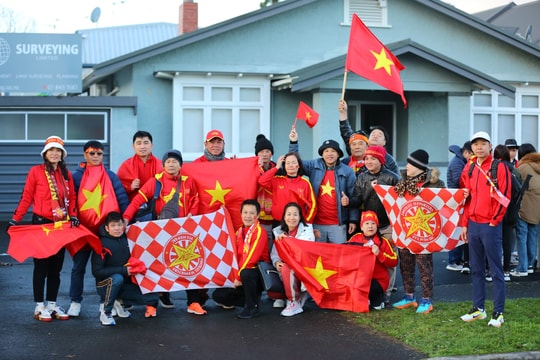 Cổ động viên 'tiếp lửa' cho tuyển nữ Việt Nam trước trận đấu với Bồ Đào Nha