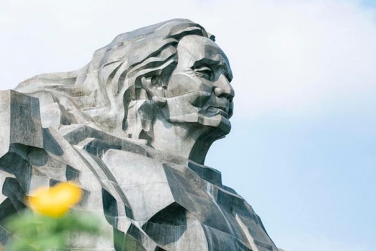 Các Mẹ anh hùng hoá tượng giữa lòng dân