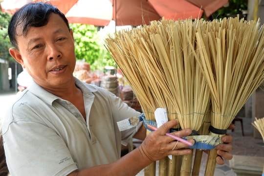Nghề làm chổi từ dây nhựa phế liệu và lạt giang ở Nghệ An