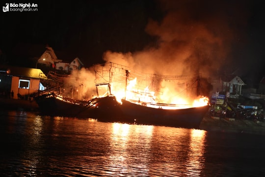 Ngư dân Nghệ An bất lực nhìn nhiều tàu cá bốc cháy