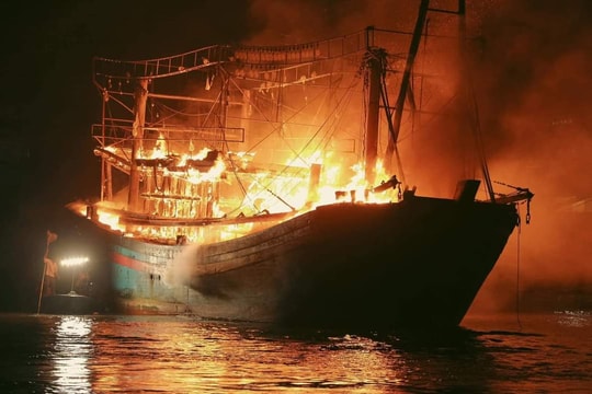 Nhiều tàu cá Nghệ An bốc cháy trong đêm, thiệt hại hàng chục tỷ đồng