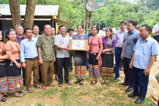 Bộ trưởng Bộ Nông nghiệp và Phát triển nông thôn thăm, khảo sát các mô hình tại huyện Con Cuông và Anh Sơn