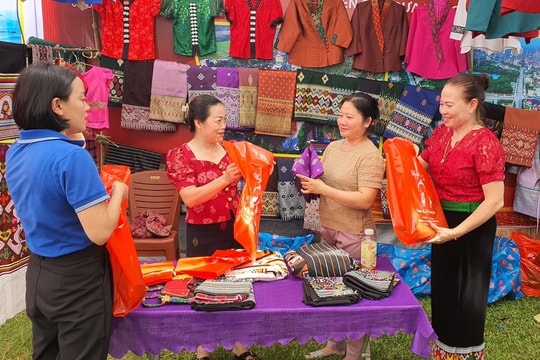 Phiên chợ đưa hàng Việt về nông thôn tại huyện Quế Phong