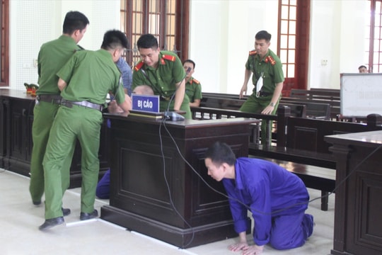 Lĩnh án tử, người đàn ông ngoại quốc quỳ sụp xuống, chắp tay xin được sống