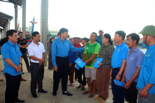 Liên đoàn Lao động tỉnh Nghệ An thăm hỏi đoàn viên nghiệp đoàn Nghề cá bị thiệt hại do hỏa hoạn