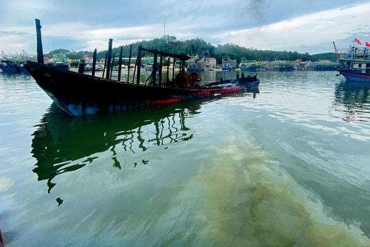 Khuyến cáo ngư dân Quỳnh Lưu di chuyển tàu thuyền cách xa hiện trường vụ cháy tàu