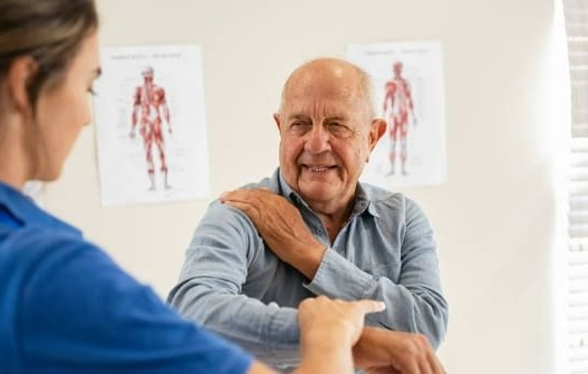 Người cao tuổi bổ sung canxi thế nào để phòng loãng xương mà không lo tác dụng phụ