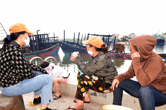Ngư dân Nghệ An xót xa trước những con tàu tiền tỷ cháy trơ khung