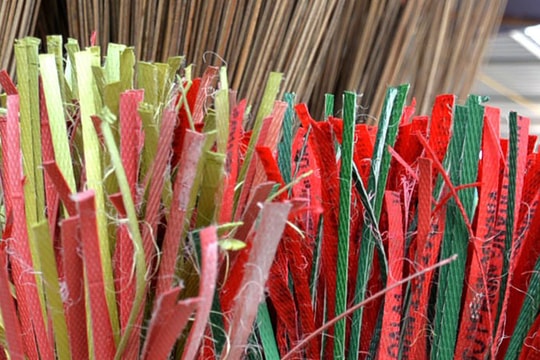 Làng nghề làm chổi từ dây nhựa phế liệu và lạt giang 