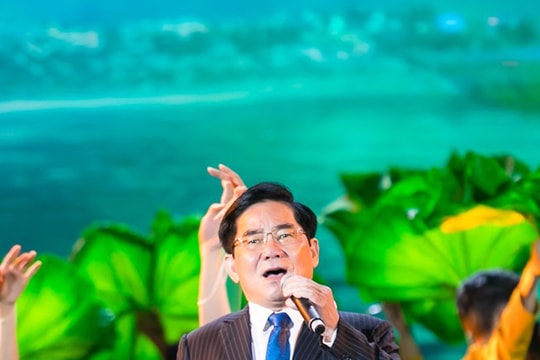 NSND Tiến Dũng ngọt ngào với 'Nhớ thương ví, giặm'